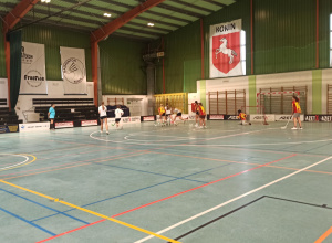 Mecz unihokeja na hali sportowej