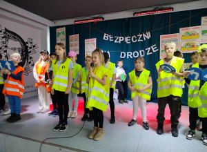 Uczniowie na scenie podczas apelu